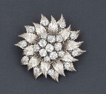 null Broche «Fleur» en or gris ornée de diamants taillés en brillant. P. 14,8g