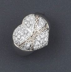 null Bague «Fleur» en or gris entièrement pavée de diamants taillés en brillant....