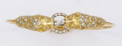 null Bracelet rigide ouvrant en or jaune orné de deux têtes de Lion serties de diamants...