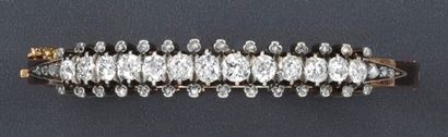 null Bracelet rigide en or jaune et argent orné d'une ligne de diamants taillés en...