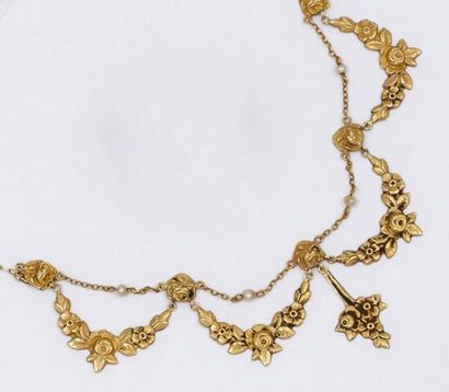 null Lot en or jaune comprenant un collier articulé à décor floral, une chevalière...