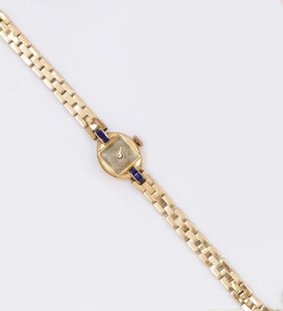 CHAUMET Bracelet montre de dame en or jaune, les attaches serties de saphirs calibrés....