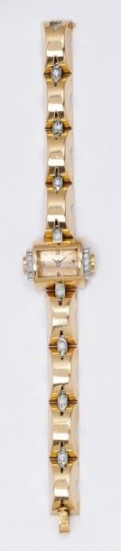 UNIVERSAL GENEVE Bracelet montre «Tonneau» en or jaune, le cadran et les attaches...