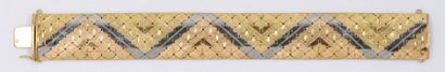 null Bracelet ruban en or de trois couleurs à motif géométrique. P. 60,6g