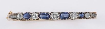 null Bracelet rigide en or et argent serti de cinq diamants de taille ancienne alternés...