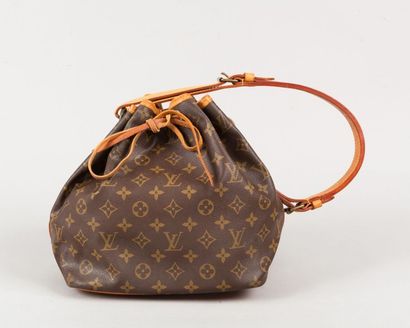 LOUIS VUITTON Sac «Noé» petit modèle 24 cm en toile monogram et cuir naturel, fermeture...