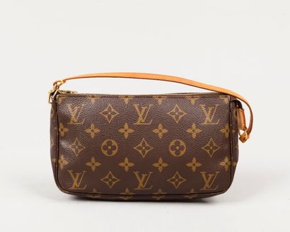 LOUIS VUITTON Pochette accessoire 21 cm en toile monogram, fermeture éclair, dragonne...