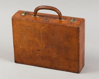 LOUIS VUITTON N°49975 Petite valise en cuir naturel chiffrée «E.R.H», fermeture en...