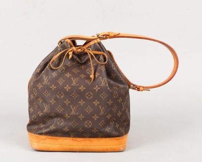 LOUIS VUITTON Sac «Noé» GM 26cm en toile monogram et cuir naturel, fermeture par...