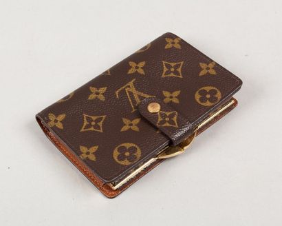 LOUIS VUITTON Portefeuille en toile monogram faisant porte cartes, porte-monnaie....
