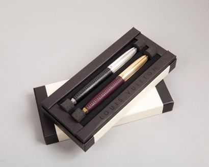 Louis VUITTON collection Doc Coffret comprenant un stylo plume, en cuir grené prune...