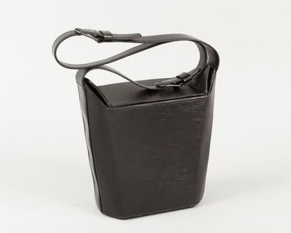LOUIS VUITTON Sac boîte 18 cm en cuir épi noir fermeture à deux rabats anse bandoulière...
