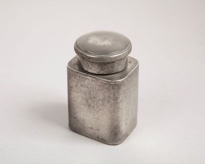 Louis VUITTON rue Scribe Encrier gris en métal argenté, bouchon. Hauteur 7,5 cm.