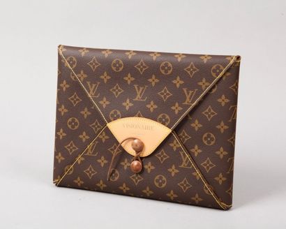 LOUIS VUITTON Pochette «Visionnaire» 30 cm dépliable à pressions, fermeture par un...