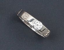 CARTIER Bague en or gris ornée d'un diamant taillé en brillant calibrant 0,23 ct....