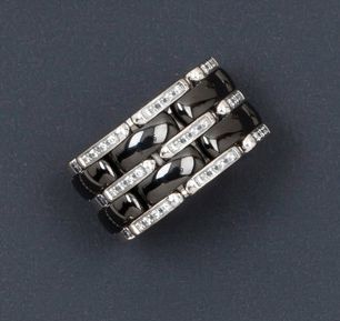 CHANEL «Ultra» - Anneau articulé en or gris et céramique serti de lignes de diamants...