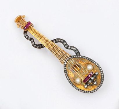 null Broche «Mandoline» en or jaune et argent ornés de rubis calibrés, diamants taillés...