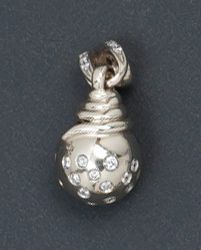 null Pendentif «Boule» en or gris orné de diamants taillés en brillant. P. 6,8g.