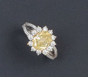 null Bague en or gris ornée d'un diamant ovale de couleur jaune dans un entourage...