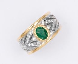 null Bague en or jaune et or gris ornée d'une émeraude ovale épaulée de lignes de...