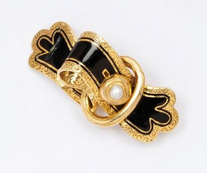 null Broche «Noeud» en or jaune ciselé et ajouré émaillée noir ornée d'une perle...