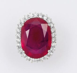 null Bague en or gris ornée d'un rubis ovale dans un entourage de diamants taillés...