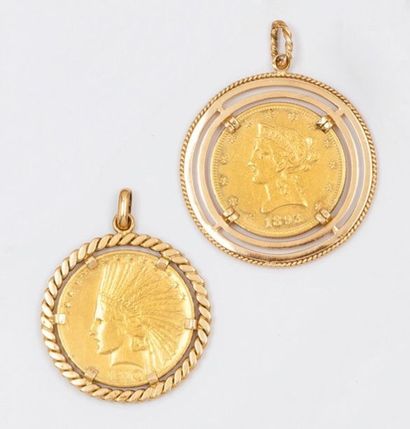  Lot comprenant deux pendentifs en or jaune ornés chacun d'une pièce de 10 $ or 1895...