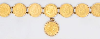  Bracelet articulé en or jaune orné de sept pièces de vingt Francs Français. Il retient...