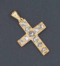 Pendentif «Croix» en or jaune orné de diamants...