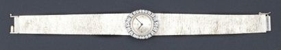 MOVADO Bracelet montre de dame en gris, la lunette sertie de diamants taillés en...