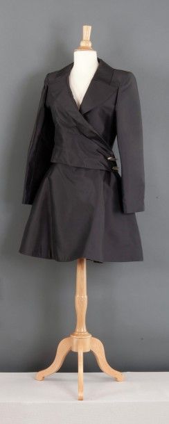 Claude MONTANA circa 1985-1990 Tailleur en soie noir composé d'une veste courte à...