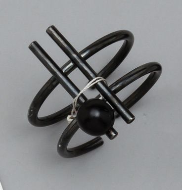 KRIZIA Bracelet manchette ouvert minimaliste en métal vernissé noir formant deux...