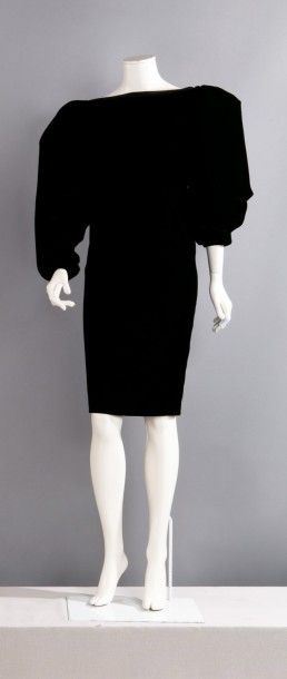 Yves SAINT LAURENT Haute Couture sans n° Automne- Hiver 1983-1984 Robe de dîner en...