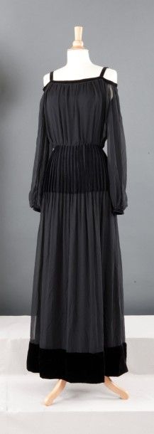 GIVENCHY Haute Couture n°57737 circa 1970 Robe du soir à bretelles en mousseline...