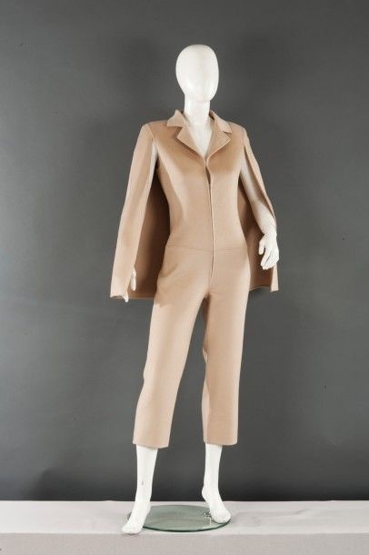 Mila SCHÖN circa 1978-1980 Combinaison pantalon en cachemire double face beige, col...