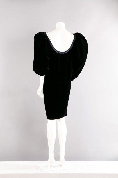 Yves SAINT LAURENT Haute Couture sans n° Automne- Hiver 1983-1984 Robe de dîner en...