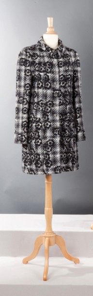 CHANEL circa 2005 Manteau en tweed écossais dans les coloris gris en dégradé noir,...