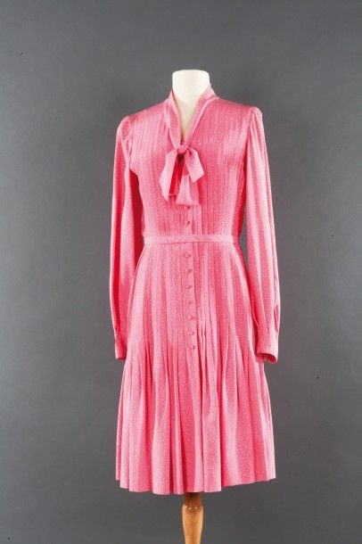 CHANEL Haute Couture n° 55900 circa 1970 Robe en soie rose imprimée de taches blanches...