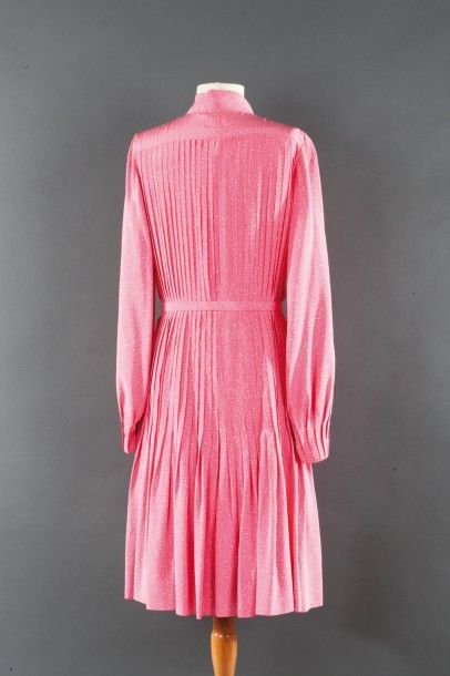 CHANEL Haute Couture n° 55900 circa 1970 Robe en soie rose imprimée de taches blanches...