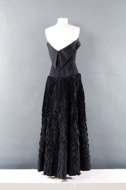 BRUYERE Haute Couture Place Vendôme Paris circa 1948-1950 Robe du soir en reps noir,...
