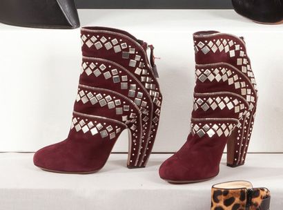 ALAÏA circa 2011-2012 Magnifique paire de boots en chamois bordeaux clouté séparés...