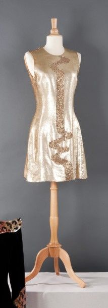 Mila SCHÖN circa 1978-1980 Robe de cocktail pailletée or, important motif sur le...