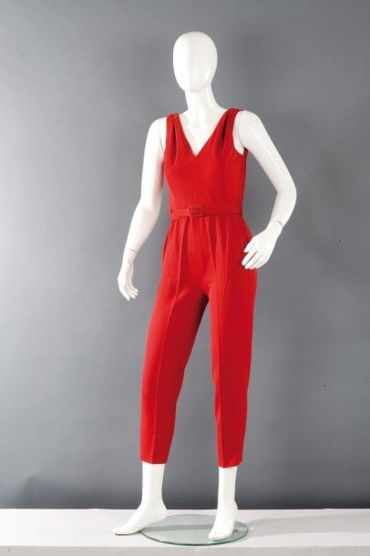 André LEDOUX circa 1945-1948 Combinaison pantalon d'après ski en lainage rouge, buste...
