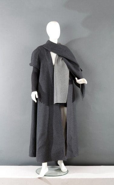 Claude MONTANA circa 1985-1990 Ample manteau à capuche se terminant par une écharpe...