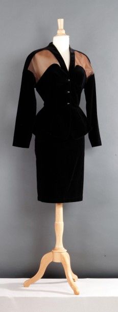 Thierry MUGLER circa 1985-1988 Tailleur en velours noir composé d'une veste cintrée,...