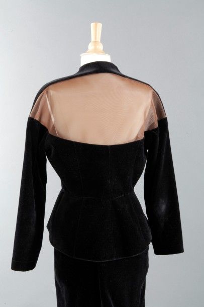 Thierry MUGLER circa 1985-1988 Tailleur en velours noir composé d'une veste cintrée,...