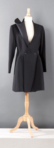 Claude MONTANA circa 1987-1989 Manteau en crêpe de laine noir à coutures apparentes,...