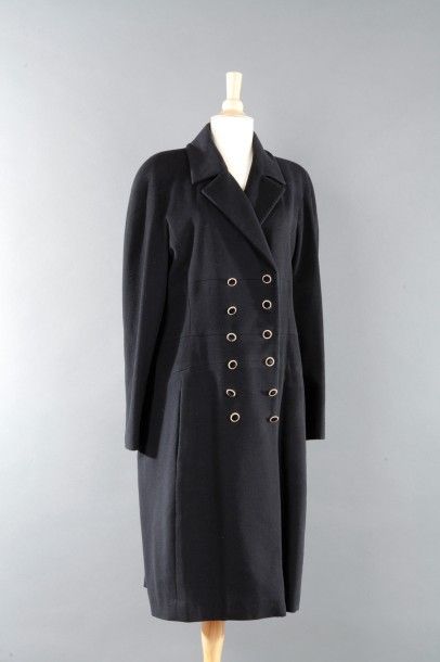 CHANEL circa 1990 Manteau en cachemire et laine noir, col cranté, double boutonnage,...