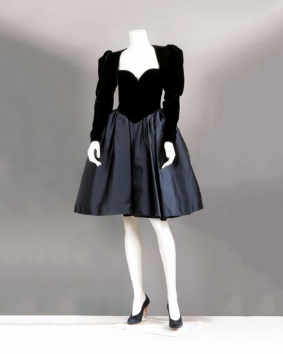 Yves SAINT LAURENT Haute Couture n°51139 Automne- Hiver 1981-1982 Robe de cocktail,...
