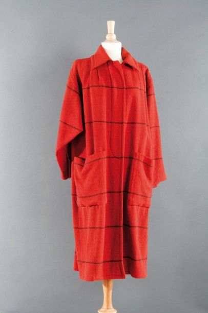 Issey MIYAKE circa 1980 Manteau ample en lainage tissé rouge à grands carreaux formés...
